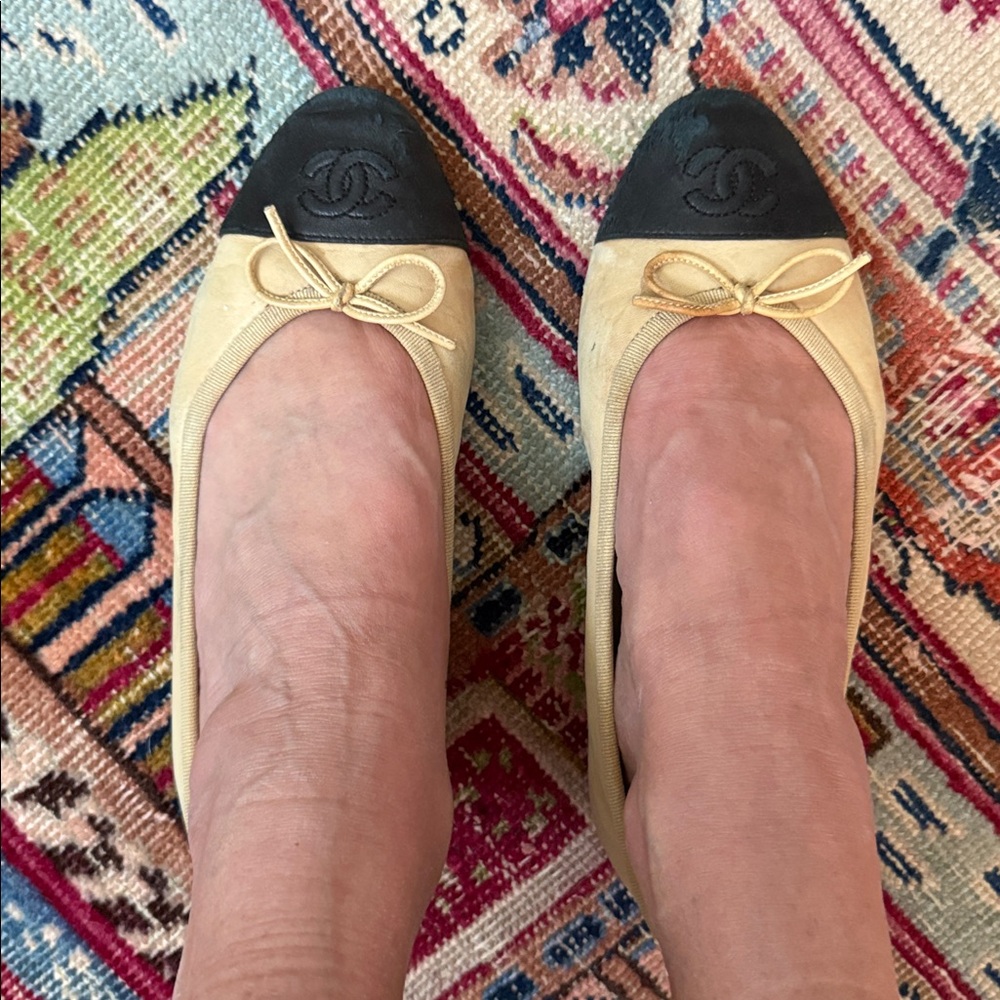 CHANEL Ballet Flats Vintage Classic Tan With Black Toe Cap Flats CC on Toe Cap! - Picture 11 of 11